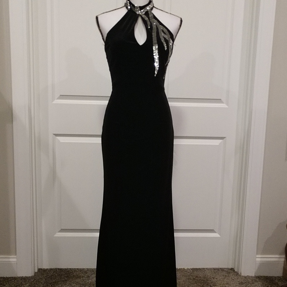 NIGHTWAY STUNNING VELVET GOWN SIZE 4